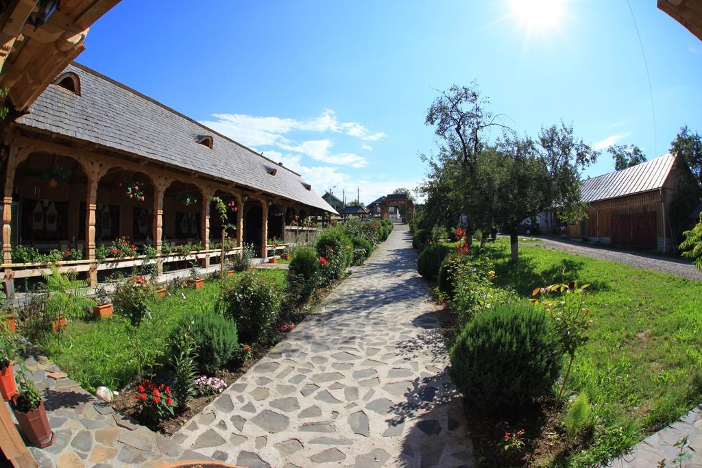 Pensiunea Sub Cetate La Matei Onceşti Exterior foto